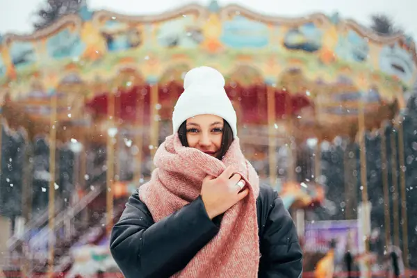 Ung Brunett Kvinna Vit Vinter Hatt Promenader Snöig Park — Stockfoto