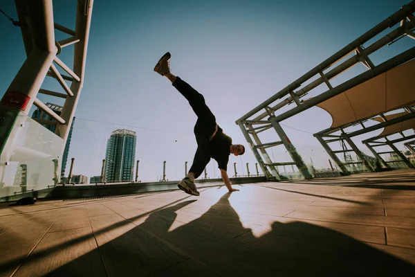 Erkek Break Dansçı Gün Batımında Dans Ediyor — Stok fotoğraf