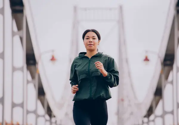 Mujer Joven Entrenando Aire Libre Deportiva Chica Corriendo Ciudad — Foto de Stock