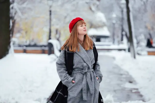 Young Redhead Woman Red Winter Hat Walking Snowy Park — Stock Photo, Image