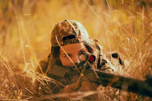 Ordudaki Kadın Taktik Alıştırma Asker — Stok fotoğraf