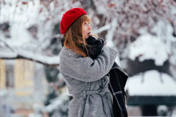Młoda Ruda Kobieta Czerwony Zimowy Kapelusz Spacery Śnieżny Park — Zdjęcie stockowe