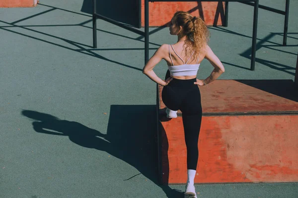 Seorang Wanita Muda Melakukan Olahraga Luar Ruangan — Stok Foto
