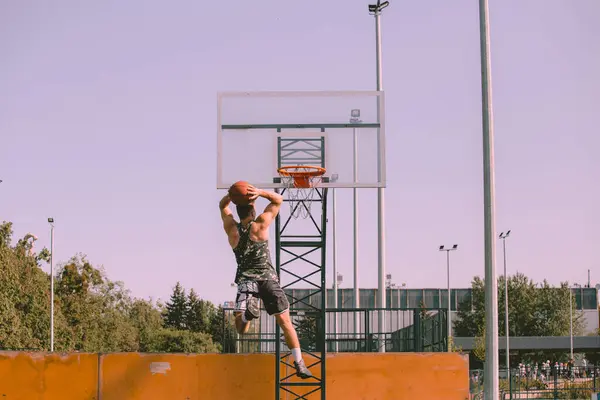 Giocatore Basket Maschile Lanciando Palla Sul Ring — Foto Stock