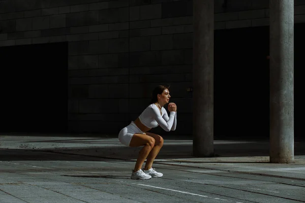 Sportliches Mädchen Mit Funktionellem Training Auf Der Straße — Stockfoto