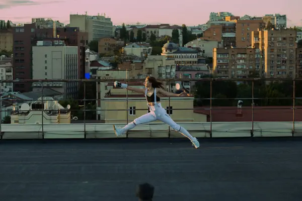 Fencer Woman Practice Rooftop City Background — Stock Photo, Image