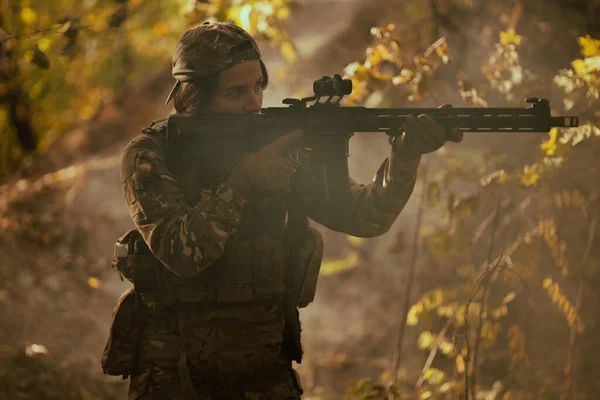 Femme Dans Armée Exercice Tactique Soldat — Photo