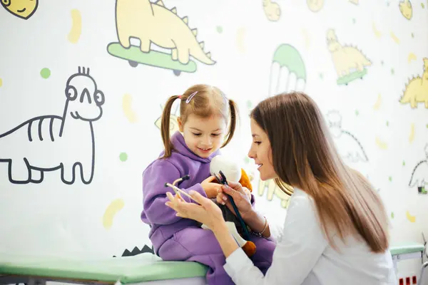 Pediatrician Checking Girl Child Clinic — Stock Photo, Image