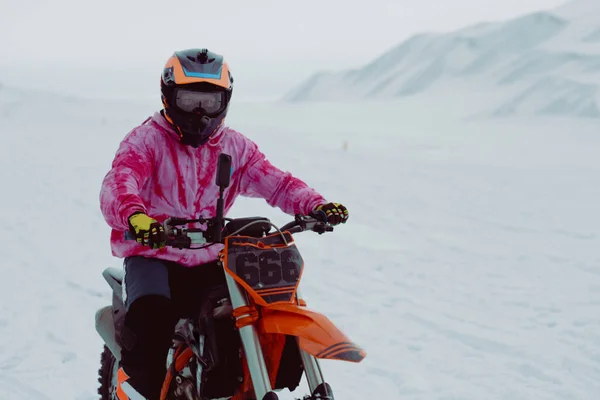 Kış Motokrosu Buz Üstünde Yarışan Bir Erkek Yarışçı Kış Sporları — Stok fotoğraf