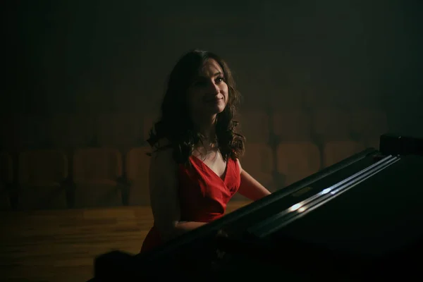 Konser Salonunda Piyano Çalan Kadın — Stok fotoğraf