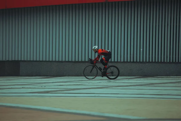 都市で自転車に乗っている若者 昼間のビュー — ストック写真
