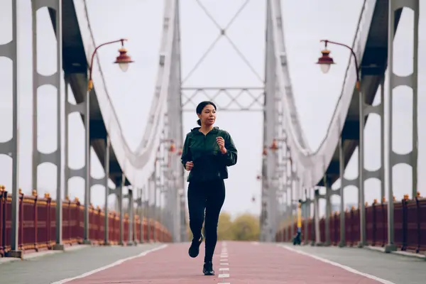 Mujer Joven Entrenando Aire Libre Deportiva Chica Corriendo Ciudad —  Fotos de Stock