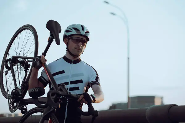 Ung Man Rida Cykel Staden Dagtid Utsikt — Stockfoto