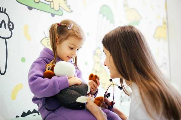 Dokter Anak Memeriksa Anak Gadis Klinik — Stok Foto