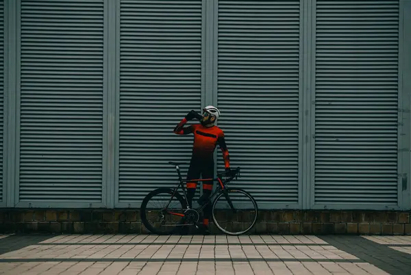 Şehirde Bisiklete Binen Genç Adam Gündüz Manzaralı — Stok fotoğraf