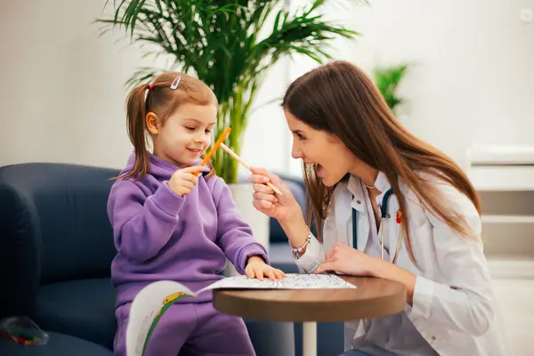 Pediatr Kontrola Dívka Dítě Klinice — Stock fotografie