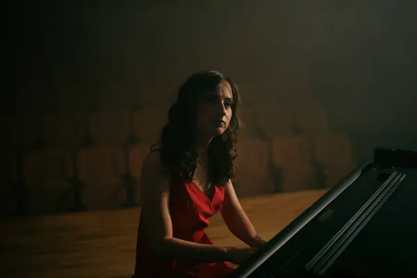 Vrouw Die Piano Speelt Concertzaal — Stockfoto