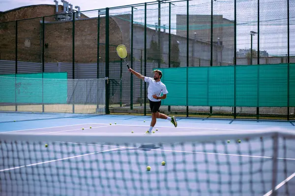 Profesyonel tenis kortunda tenis oyuncusu eğitimi