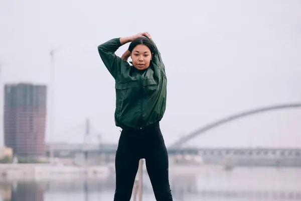 Femeia Tânără Antrenează Aer Liber Fată Sportivă Care Rulează Oraș — Fotografie, imagine de stoc