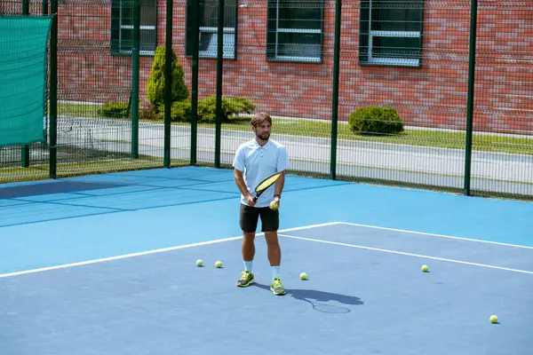 网球选手在职业网球场的训练 — 图库照片