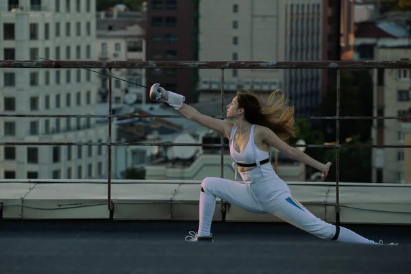 Fencer Wanita Praktek Atap Dengan Kota Latar Belakang — Stok Foto