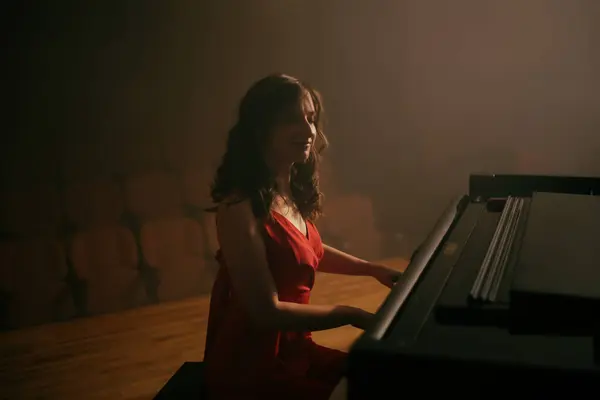 Vrouw Die Piano Speelt Concertzaal — Stockfoto