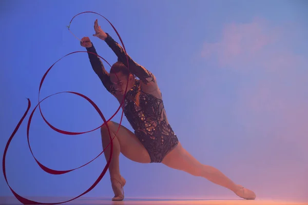 Ρυθμική Γυμναστική Δράση Ρυθμική Γυμνάστρια Που Χορεύει Στο Στούντιο Εικόνα Αρχείου