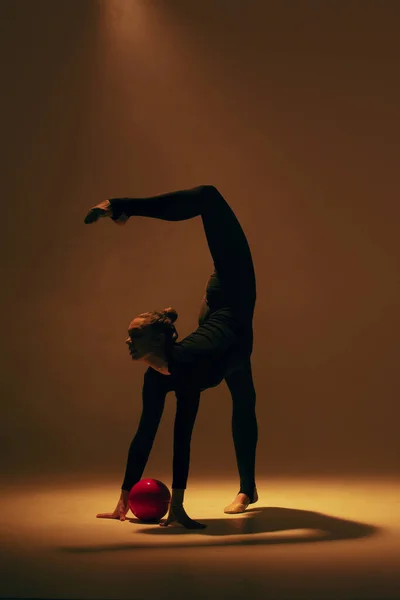 Ρυθμική Γυμναστική Δράση Ρυθμική Γυμνάστρια Που Χορεύει Στο Στούντιο Φωτογραφία Αρχείου