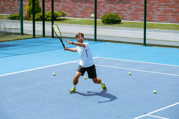 プロテニスコートでのテニス選手トレーニング ロイヤリティフリーのストック画像