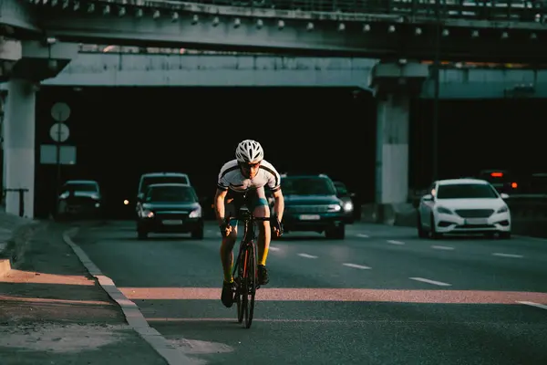 Fiatal Férfi Kerékpározás Városban Nappali Kilátás Jogdíjmentes Stock Képek