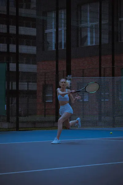 テニスコートの女性テニス選手列車 ロイヤリティフリーのストック写真