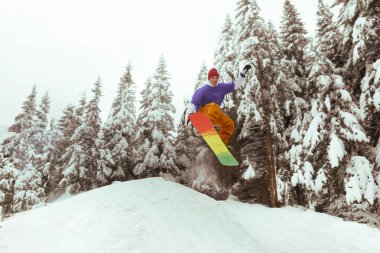Snowboardcu iş başında. Olağanüstü kış sporları.