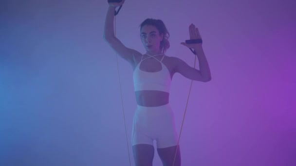 Trening Funkcjonalny Dziewczyna Robi Ćwiczenia Neon Light — Wideo stockowe