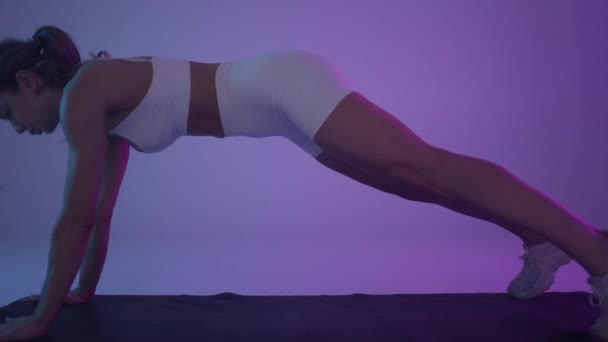 Funktionstraining Mädchen Macht Übungen Neonlicht — Stockvideo