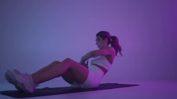 Treinamento Funcional Menina Fazendo Exercícios Luz Néon — Vídeo de Stock