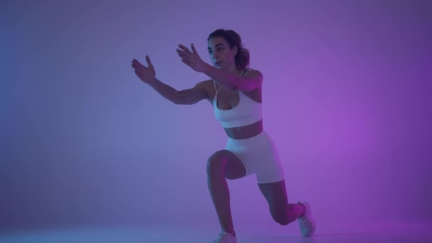 Funkcionális Képzés Lány Neon Fényben Gyakorol — Stock videók