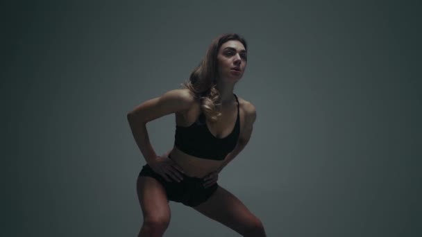 Trening Funkcjonalny Dziewczyna Robi Ćwiczenia Świetle Kinowym — Wideo stockowe