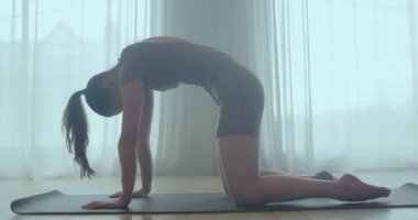 Esniyorum. Genç kız esneme hareketleri yapıyor ve yoga yapıyor..