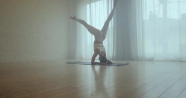Esniyorum. Genç kız esneme hareketleri yapıyor ve yoga yapıyor..