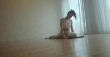 Esniyorum. Genç kız esneme hareketleri yapıyor ve yoga yapıyor..