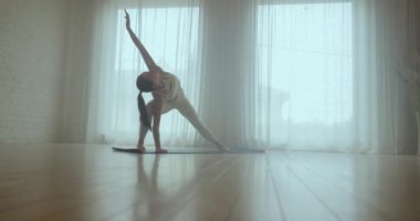Esniyorum. Genç kız esneme hareketleri yapıyor ve yoga yapıyor..