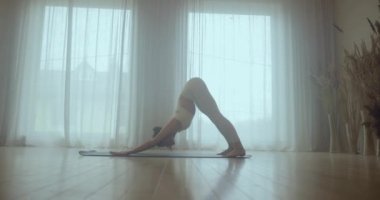 Esniyorum. Genç kız esneme hareketleri yapıyor ve yoga yapıyor..