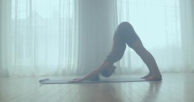 Esniyorum. Genç kız esneme hareketleri yapıyor ve yoga yapıyor..