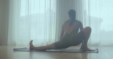 Esniyorum. Genç kız esneme hareketleri yapıyor ve yoga yapıyor..