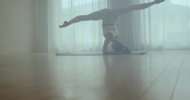 Esniyorum. Genç kız esneme hareketleri yapıyor ve yoga yapıyor..
