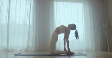 Esniyorum. Genç kız esneme hareketleri yapıyor ve yoga yapıyor..