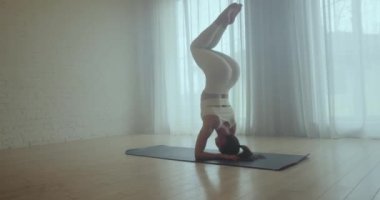 Esniyorum. Genç kız esneme hareketleri yapıyor ve yoga yapıyor..