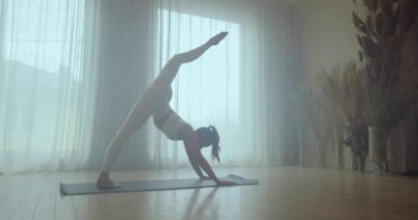 Esniyorum. Genç kız esneme hareketleri yapıyor ve yoga yapıyor..