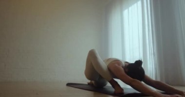 Esniyorum. Genç kız esneme hareketleri yapıyor ve yoga yapıyor..