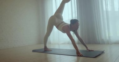 Esniyorum. Genç kız esneme hareketleri yapıyor ve yoga yapıyor..